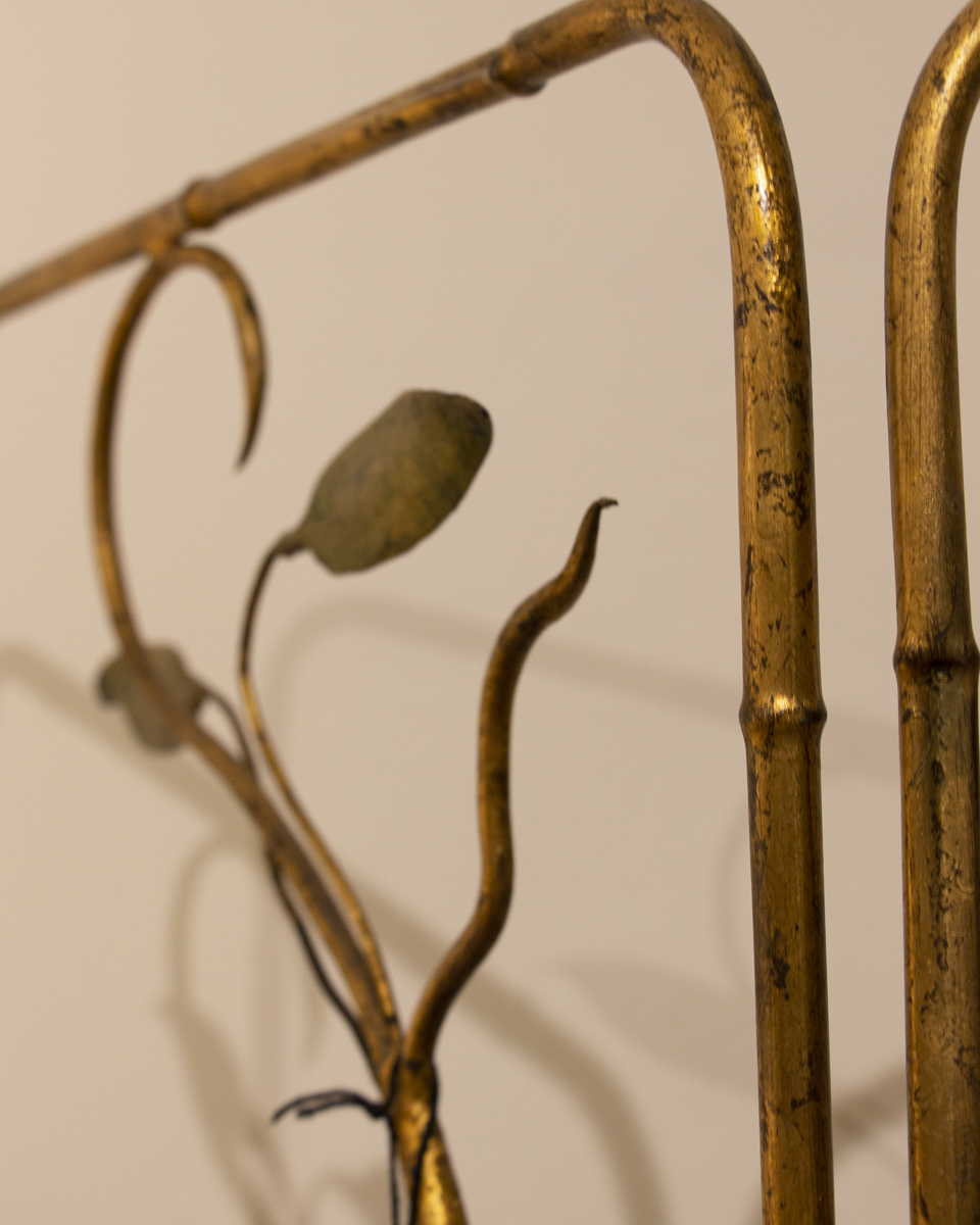 Biombo decorativo en metal dorado con motivos florales