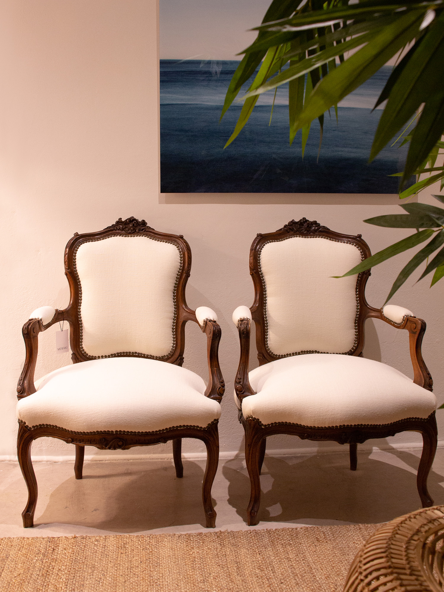 Pareja de sillas estilo Luis XV tapizadas en blanco