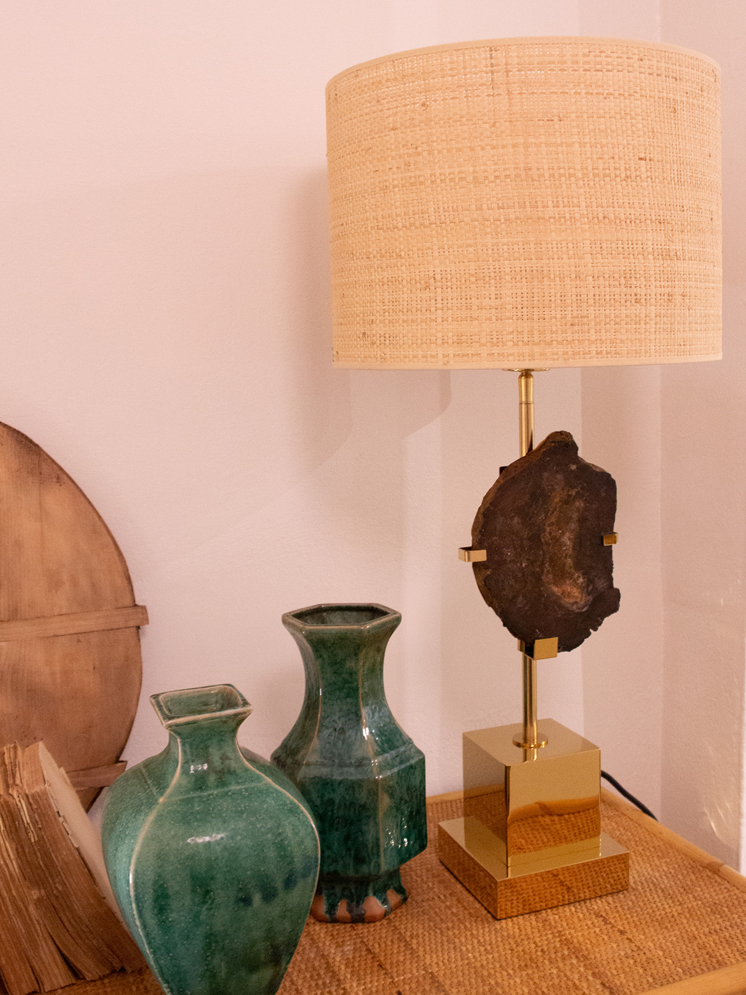 Lámpara de mesa en acabado dorado y una pieza escultural de piedra