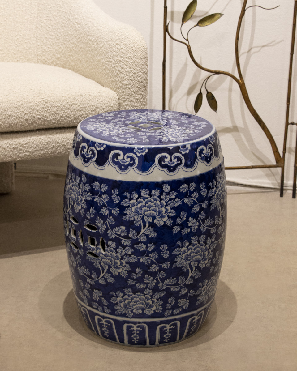 Taburete de cerámica bajo con diselo chinoise en azul